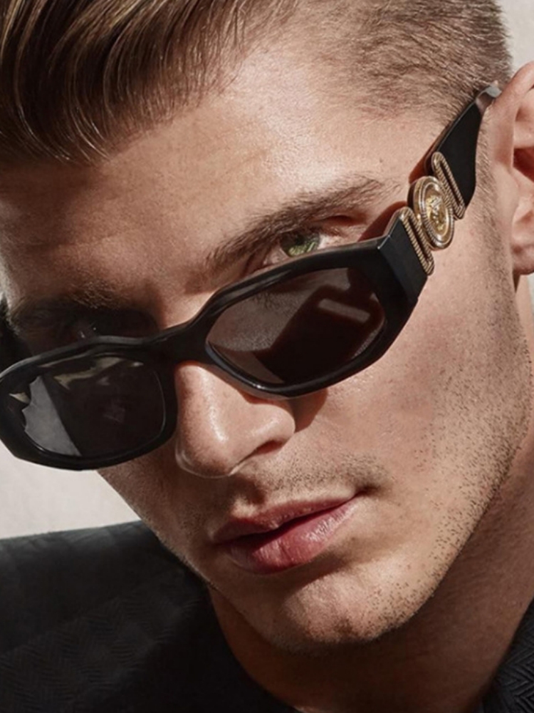 Men Accessories Online - Un par de gafas de sol